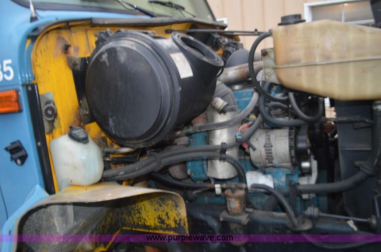 image for item I6272 2001 International 4900 fuel truck