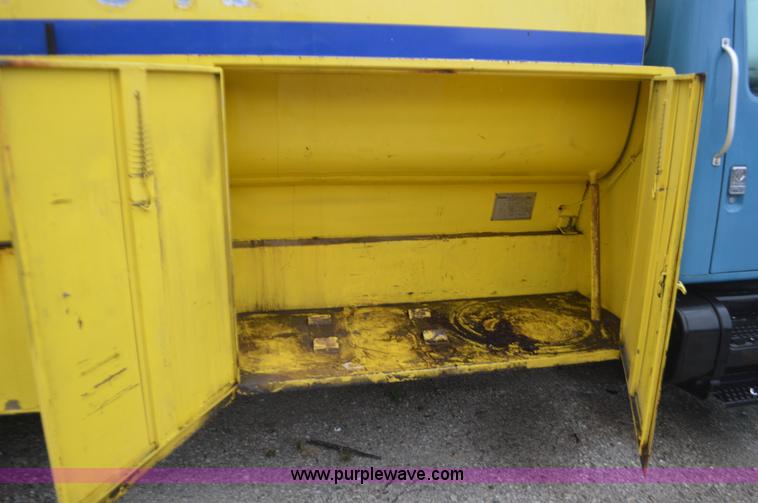 image for item I6272 2001 International 4900 fuel truck