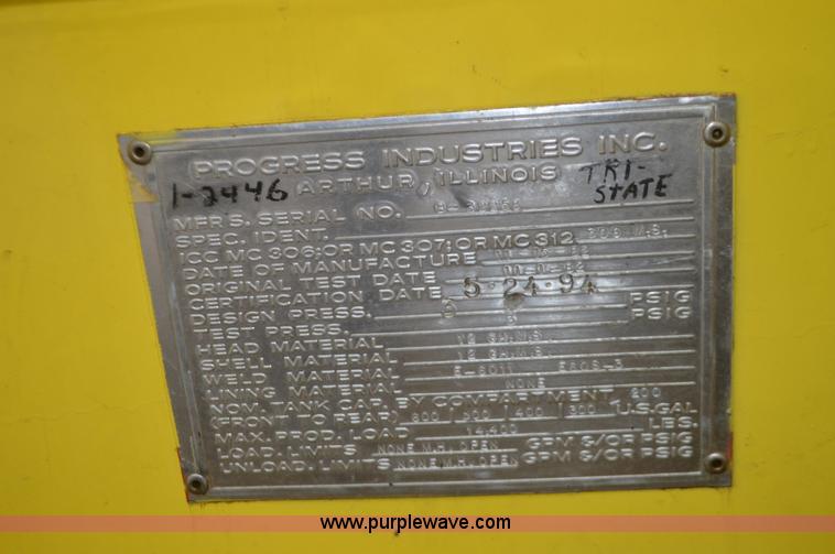 image for item I6272 2001 International 4900 fuel truck