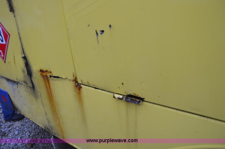 image for item I6272 2001 International 4900 fuel truck