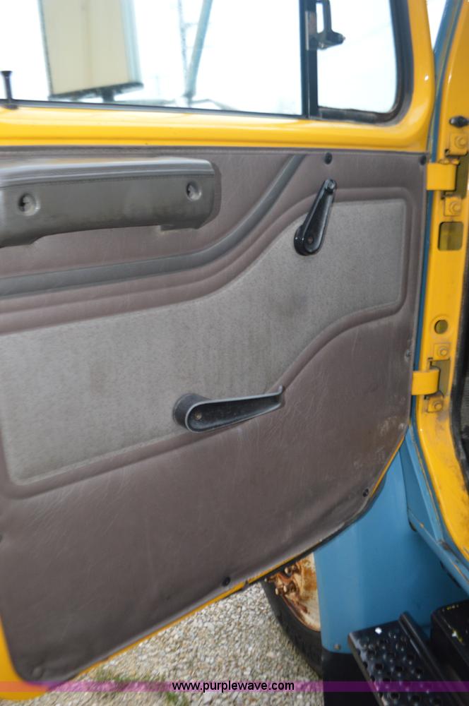 image for item I6272 2001 International 4900 fuel truck