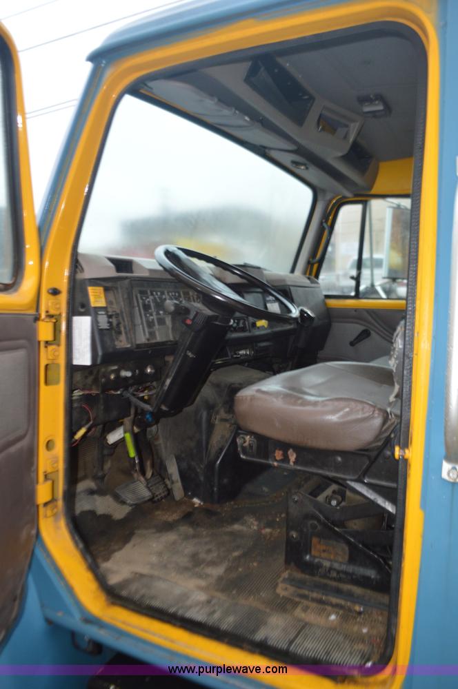 image for item I6272 2001 International 4900 fuel truck