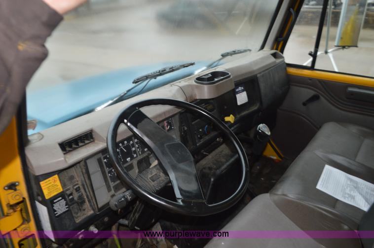 image for item I6272 2001 International 4900 fuel truck