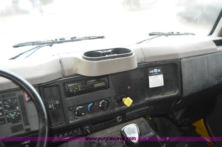 image for item I6272 2001 International 4900 fuel truck