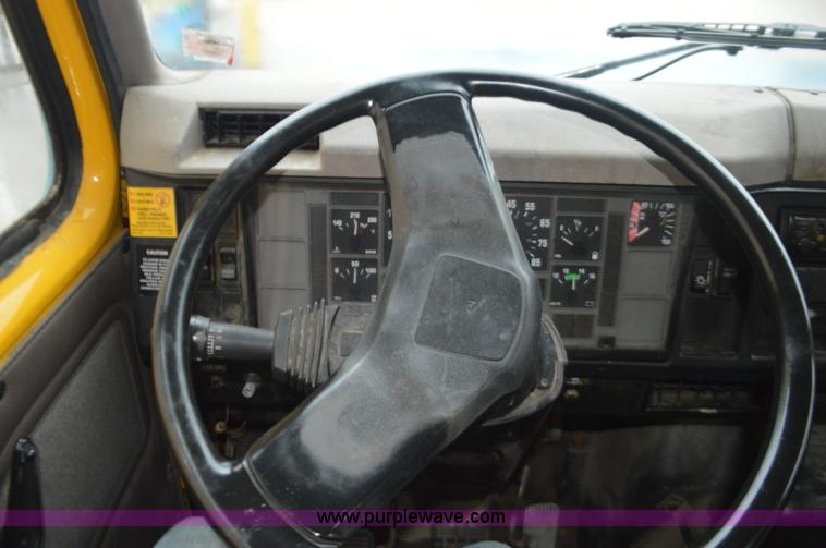 image for item I6272 2001 International 4900 fuel truck