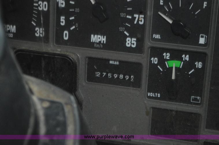 image for item I6272 2001 International 4900 fuel truck