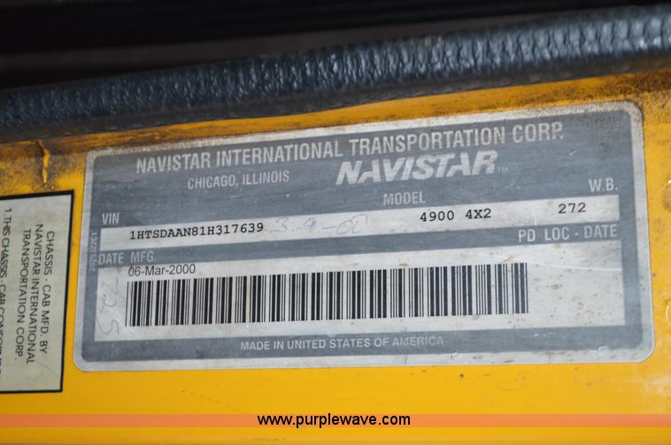 image for item I6272 2001 International 4900 fuel truck