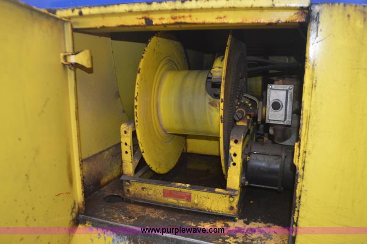 image for item I6272 2001 International 4900 fuel truck