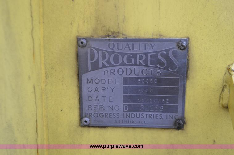 image for item I6272 2001 International 4900 fuel truck