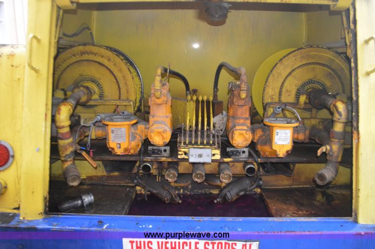 image for item I6272 2001 International 4900 fuel truck