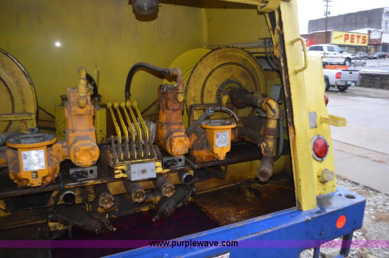 image for item I6272 2001 International 4900 fuel truck