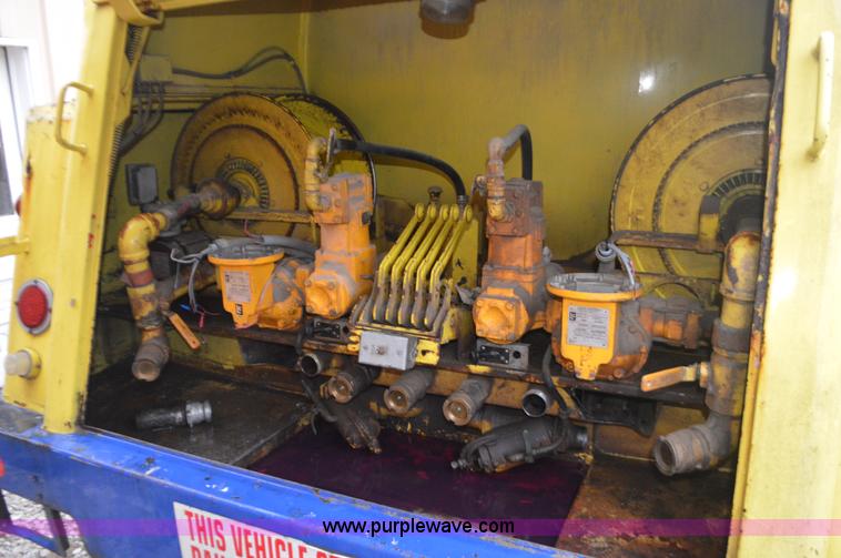 image for item I6272 2001 International 4900 fuel truck