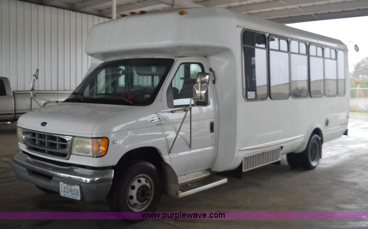 image for item I6273 2002 Ford Econoline E450 bus