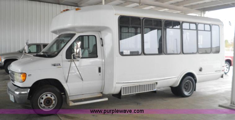 image for item I6273 2002 Ford Econoline E450 bus
