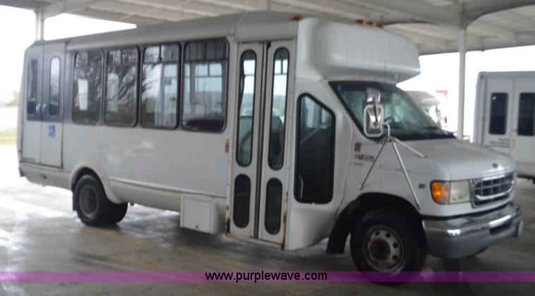 image for item I6273 2002 Ford Econoline E450 bus