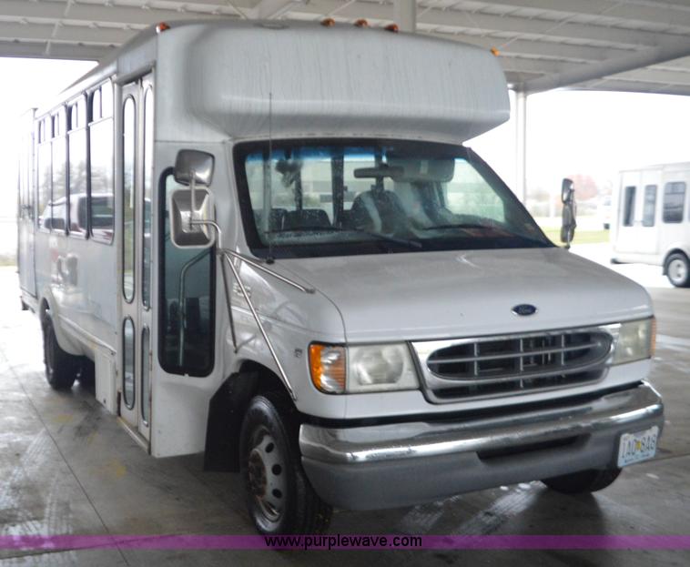 image for item I6273 2002 Ford Econoline E450 bus