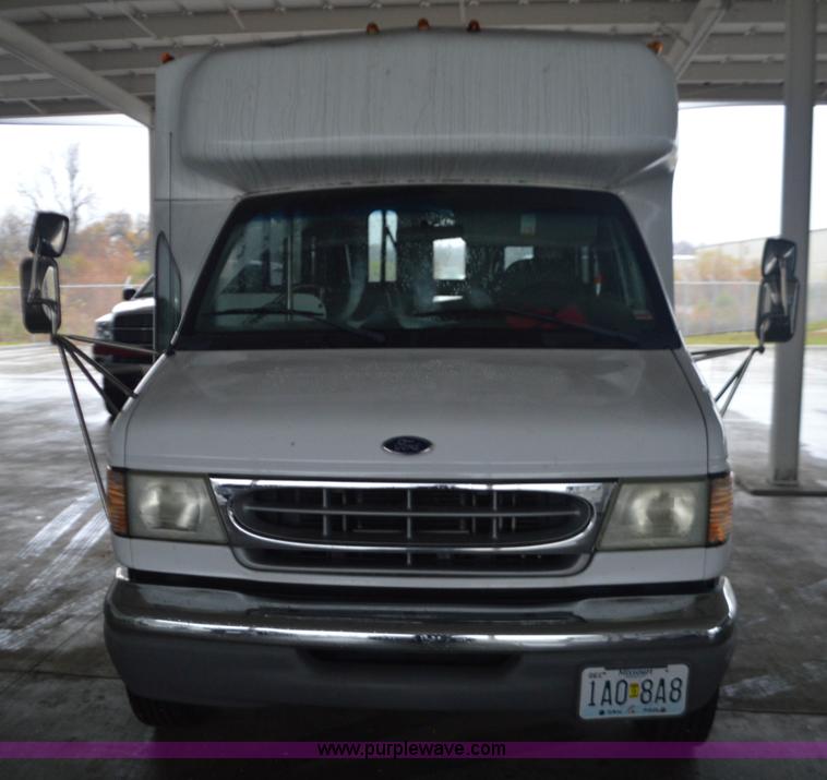 image for item I6273 2002 Ford Econoline E450 bus