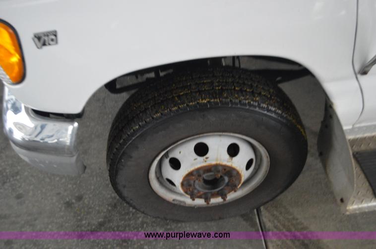 image for item I6273 2002 Ford Econoline E450 bus