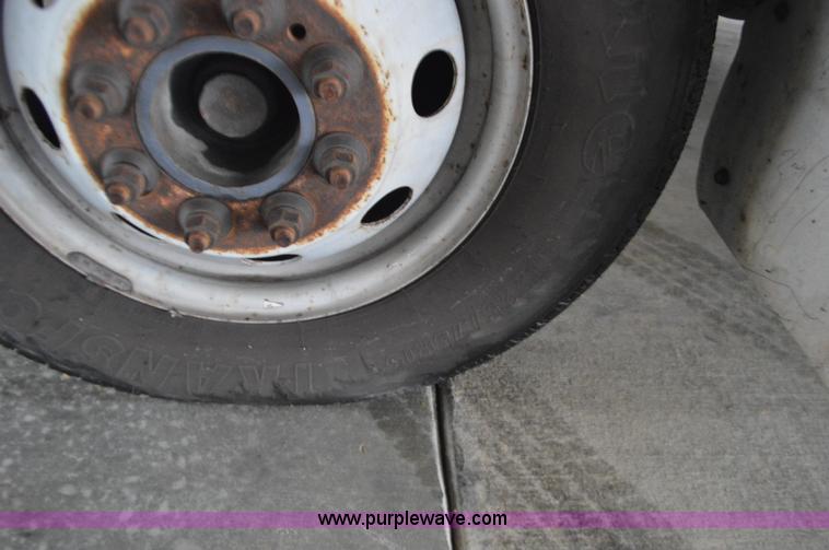 image for item I6273 2002 Ford Econoline E450 bus