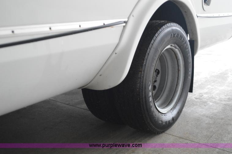 image for item I6273 2002 Ford Econoline E450 bus