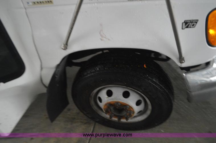 image for item I6273 2002 Ford Econoline E450 bus