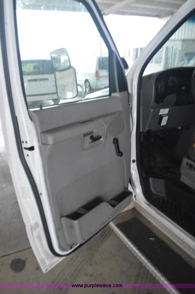 image for item I6273 2002 Ford Econoline E450 bus