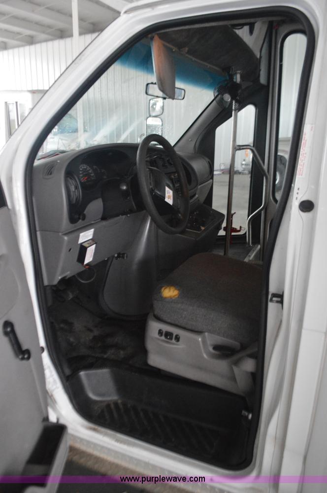 image for item I6273 2002 Ford Econoline E450 bus