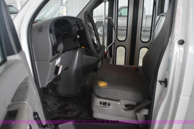 image for item I6273 2002 Ford Econoline E450 bus