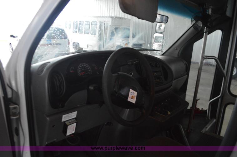 image for item I6273 2002 Ford Econoline E450 bus