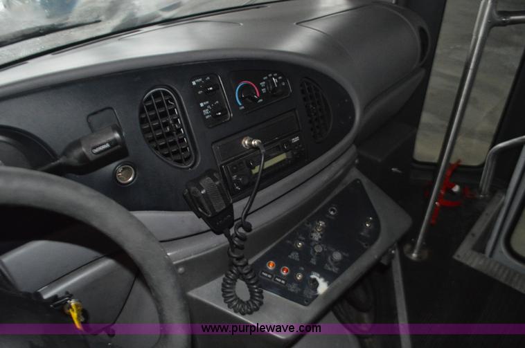 image for item I6273 2002 Ford Econoline E450 bus