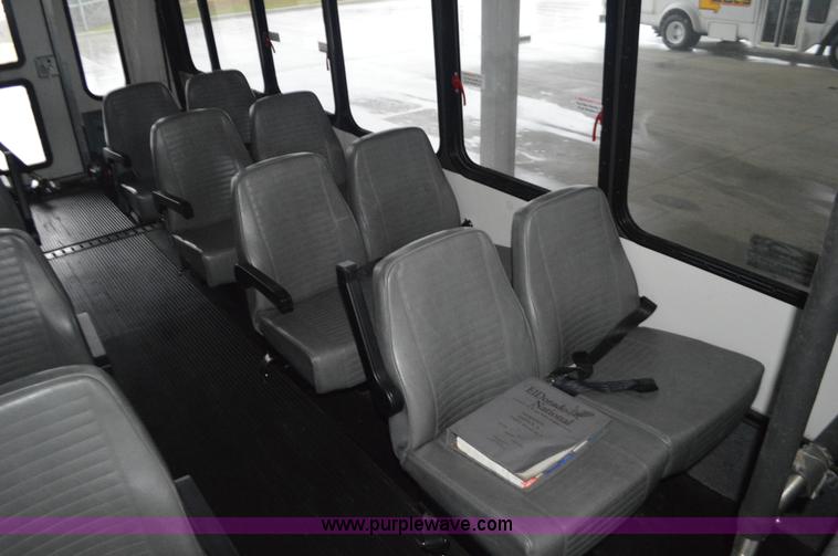 image for item I6273 2002 Ford Econoline E450 bus