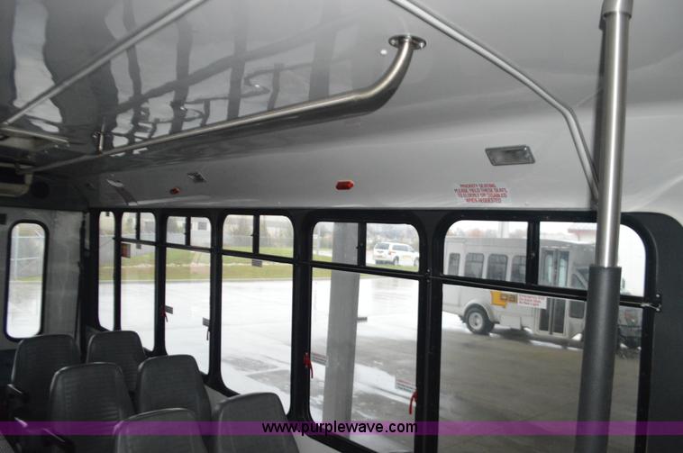 image for item I6273 2002 Ford Econoline E450 bus