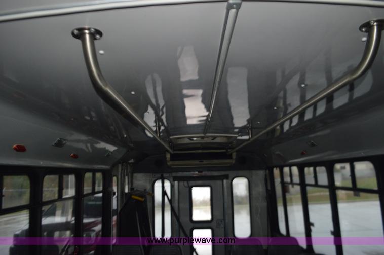 image for item I6273 2002 Ford Econoline E450 bus