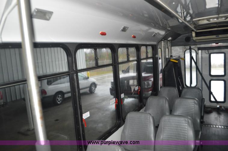 image for item I6273 2002 Ford Econoline E450 bus