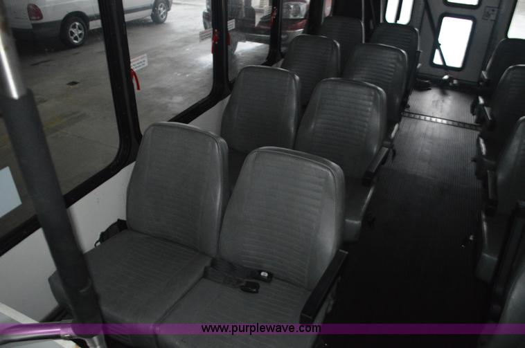 image for item I6273 2002 Ford Econoline E450 bus