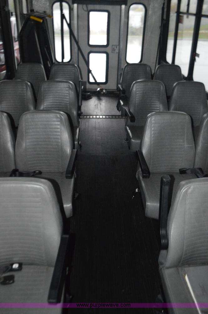 image for item I6273 2002 Ford Econoline E450 bus