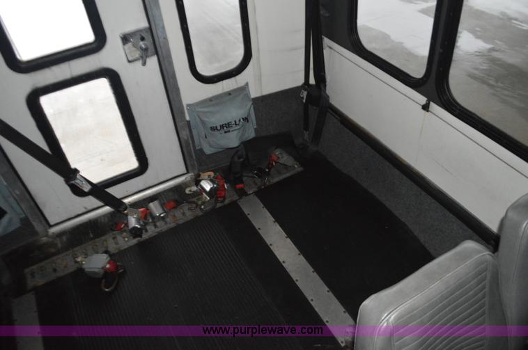 image for item I6273 2002 Ford Econoline E450 bus