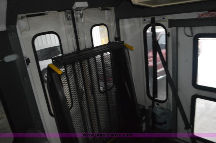 image for item I6273 2002 Ford Econoline E450 bus