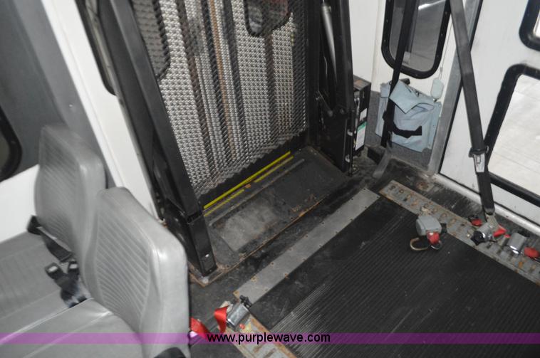 image for item I6273 2002 Ford Econoline E450 bus