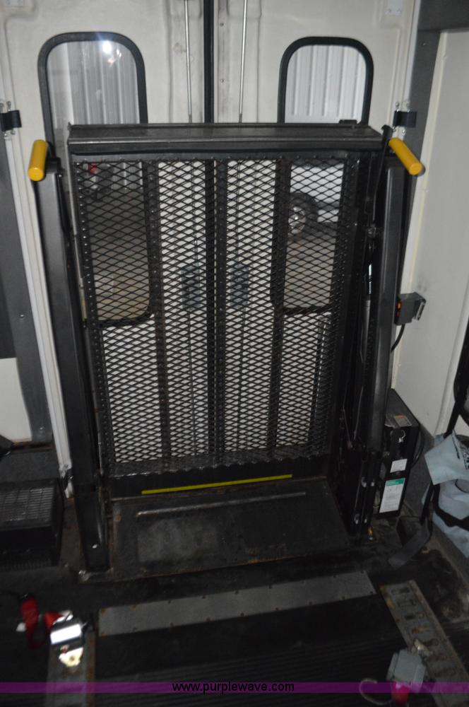 image for item I6273 2002 Ford Econoline E450 bus