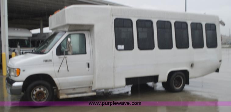 image for item I6275 2001 Ford Econoline E450 bus