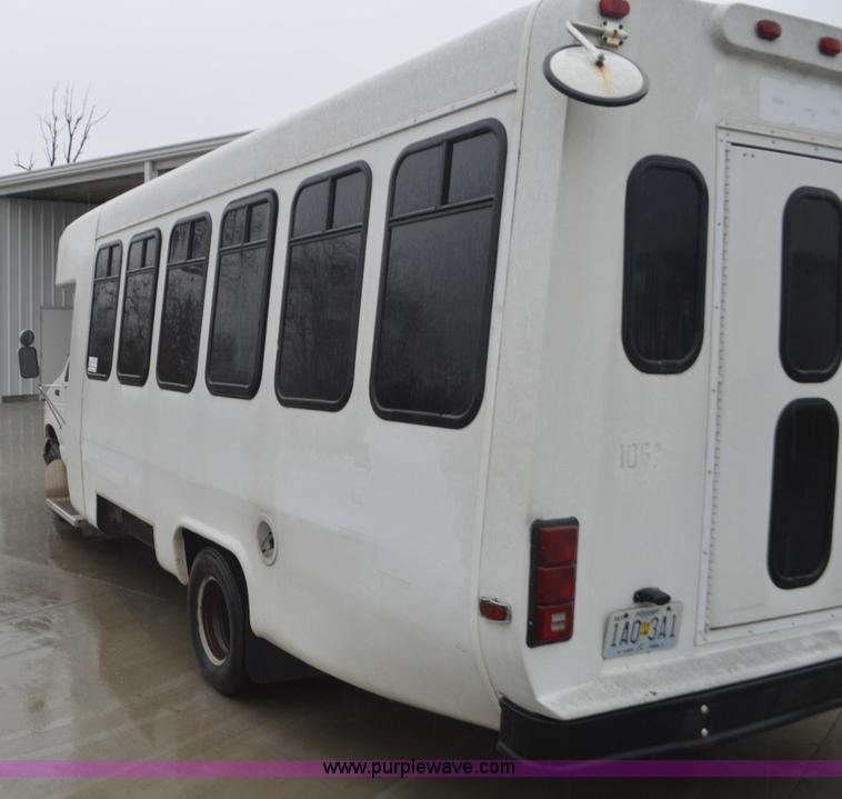 image for item I6275 2001 Ford Econoline E450 bus