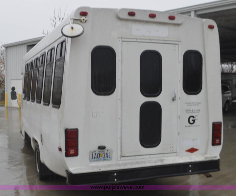 image for item I6275 2001 Ford Econoline E450 bus