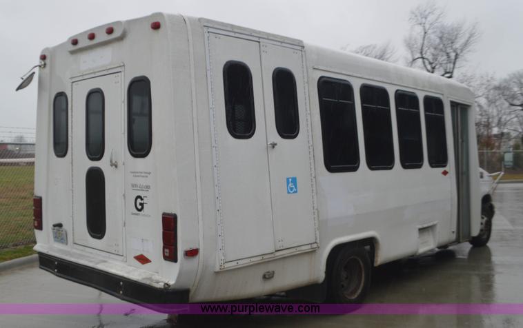 image for item I6275 2001 Ford Econoline E450 bus