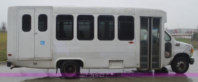 image for item I6275 2001 Ford Econoline E450 bus