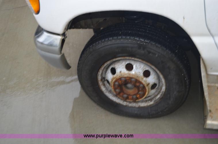 image for item I6275 2001 Ford Econoline E450 bus