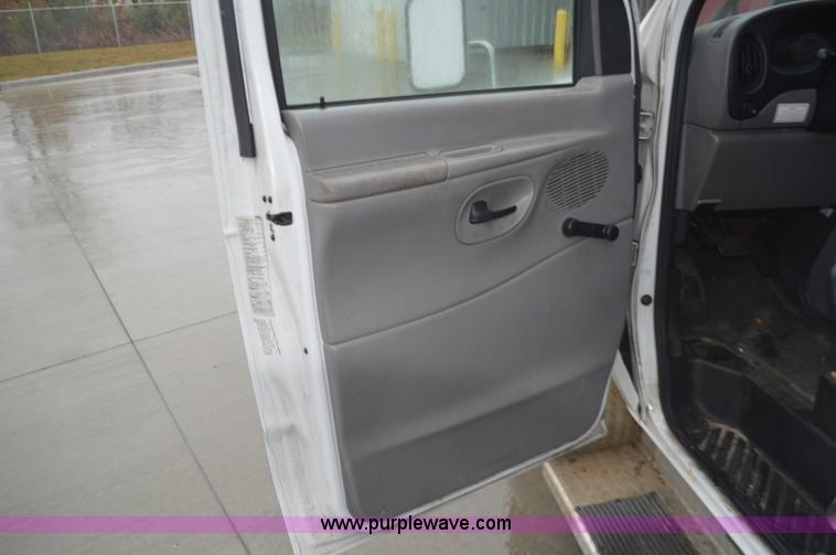 image for item I6275 2001 Ford Econoline E450 bus