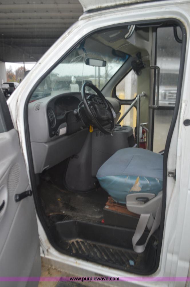 image for item I6275 2001 Ford Econoline E450 bus