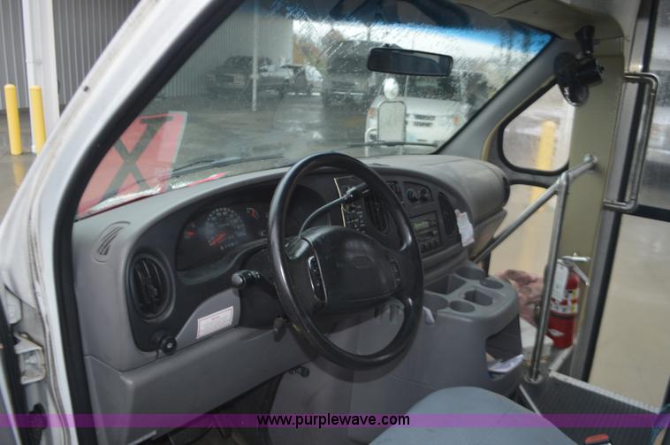 image for item I6275 2001 Ford Econoline E450 bus