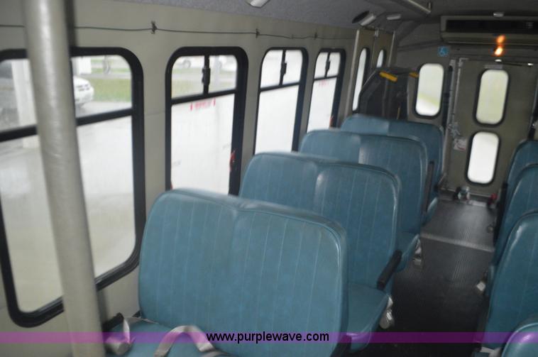 image for item I6275 2001 Ford Econoline E450 bus